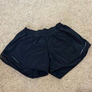 Lululemon hotty hots: size 6, 4"
